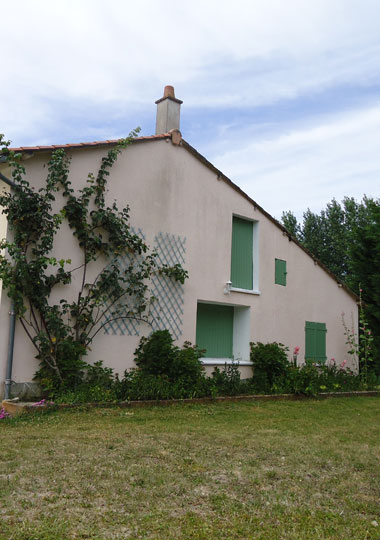 Le côté du bâtiment donnant sur le parc