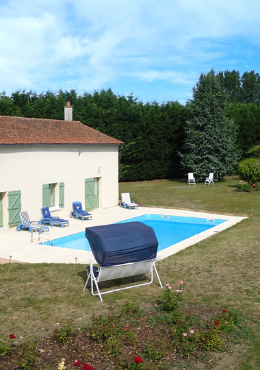 La cour et la piscine